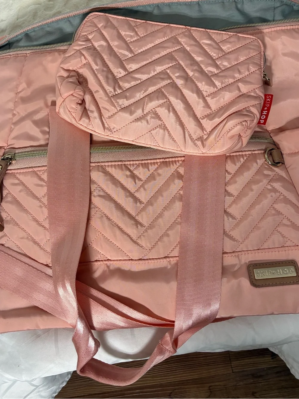 Skip Hop Suite 6-In-1 Diaper Bag in blush pink with quilted details. EUC